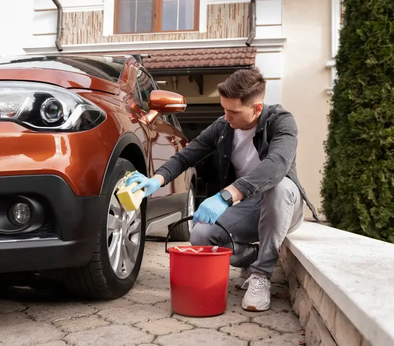 Lavage auto à domicile La Réorthe : professionnel intervenant sur un véhicule